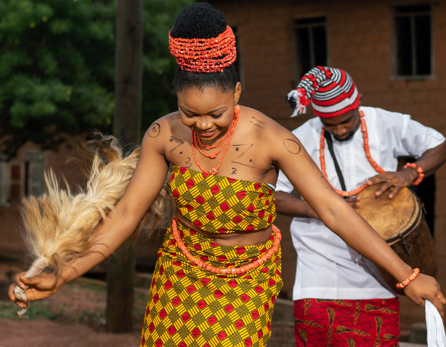 Danseurs africains en tenue traditionnelle